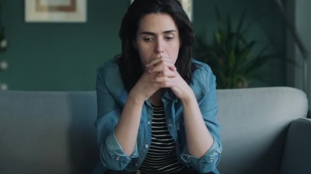 Video Una Mujer Deprimida Sentada Coche Casa — Vídeos de Stock