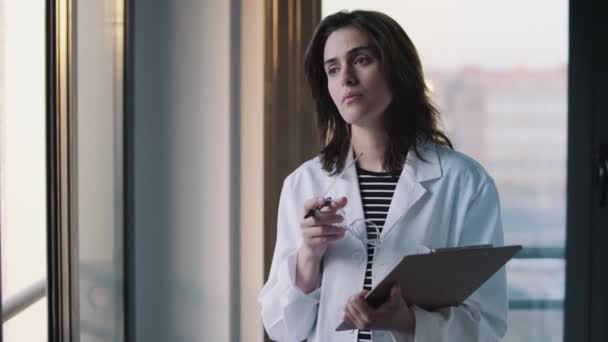 Vidéo Belle Femme Médecin Examinant Les Documents Médicaux Tout Étant — Video