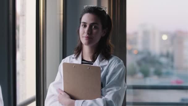 Vidéo Belle Femme Médecin Examinant Les Documents Médicaux Tout Étant — Video