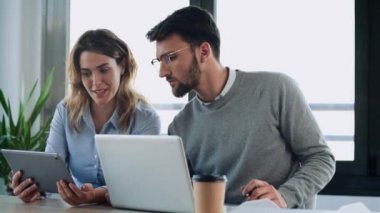 Ofisteki yeni tasarım işlerinden bahsederken planlarla uğraşan akıllı iş adamlarının videosu.