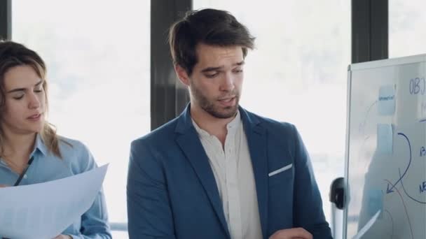 Video Pohledný Podnikatel Ukazuje Bílou Tabuli Vysvětlit Projekt Svým Kolegům — Stock video