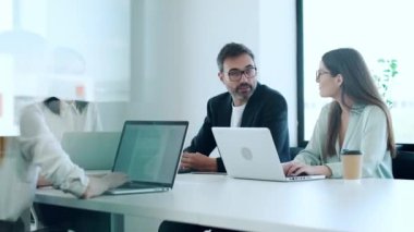 İş adamlarının konferans odasında modern bir girişimde toplantı sırasında tartıştıkları videolar..