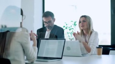 İş adamlarının konferans odasında modern bir girişimde toplantı sırasında tartıştıkları videolar..