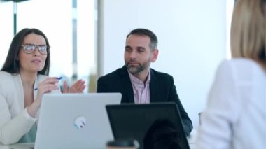 İş adamlarının konferans odasında modern bir girişimde toplantı sırasında tartıştıkları videolar..