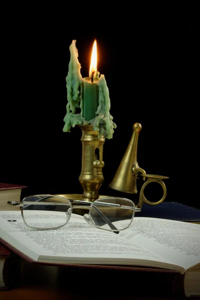 Reading by candle light — Stock Photo, Image