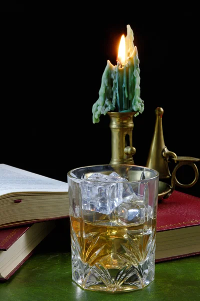 Whisky y vela antigua — Foto de Stock