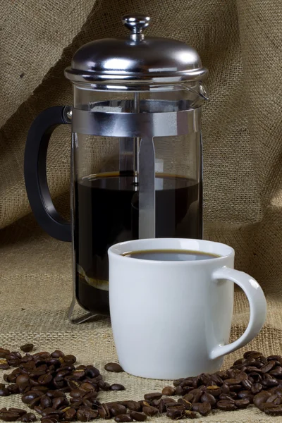 Kaffeetasse und Kaffeemaschine — Stockfoto