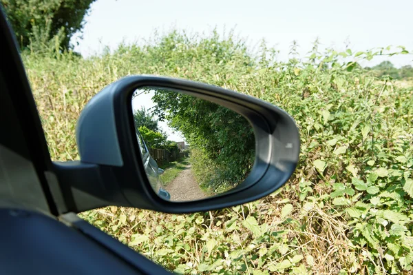 Country Lane en un espejo de coche — Foto de Stock