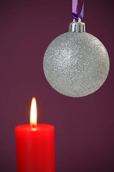 Bauble e candela di Natale — Foto Stock