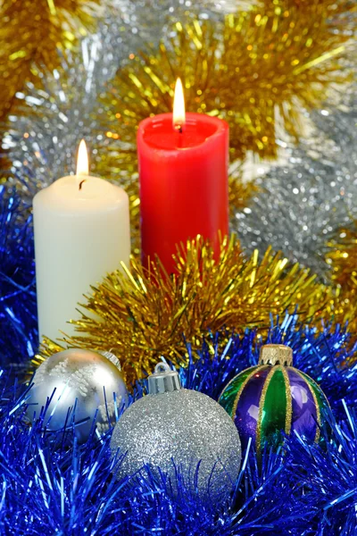 Palline e candele di Natale — Foto Stock