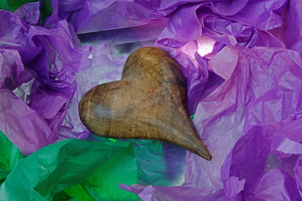 Coração de madeira antigo em papel de tecido — Fotografia de Stock