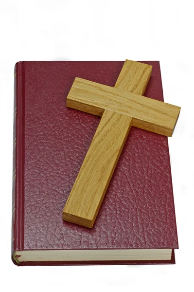 Cruz de madeira em uma Bíblia antiga Fotografias De Stock Royalty-Free
