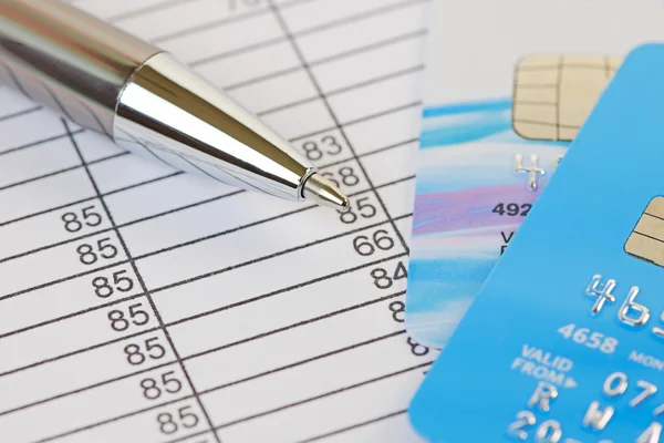 Pen en credit cards op een financiële werkblad — Stockfoto