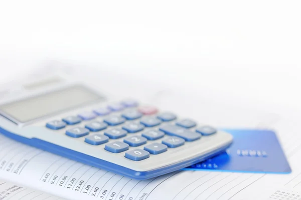 Credit card en calculator op een dagboek — Stockfoto