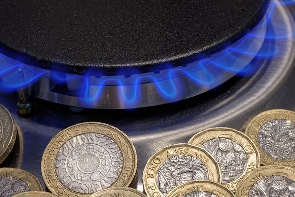 作为能源价格上涨概念的燃烧气圈周围的硬币 — 图库照片
