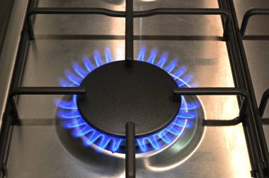 Yanan bir gaz hobisinden tek bir halka mavi alevlerle