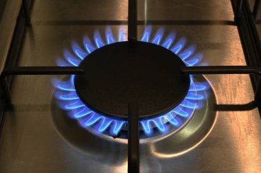 Yanan bir gaz hobisinden tek bir halka mavi alevlerle