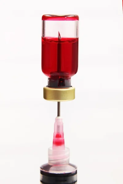 Fecskendő és véres injekciós üveg — Stock Fotó