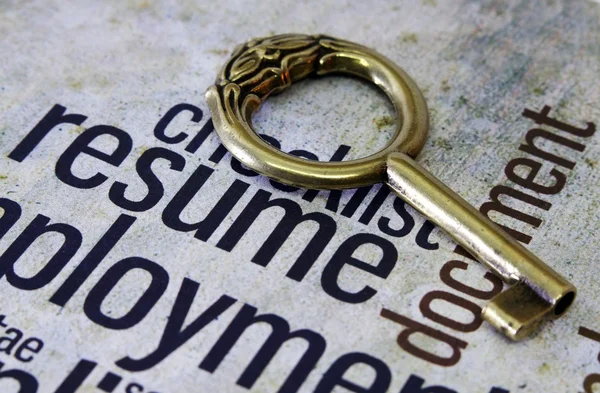 Golden key on resume text — Stock Photo, Image