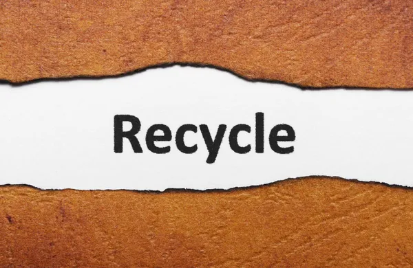 Recycle tekst op gescheurd papier — Stockfoto