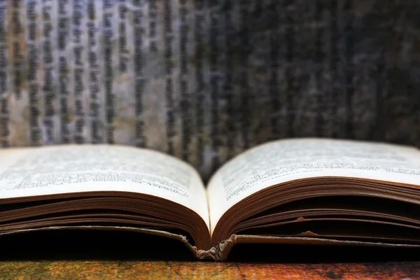 Open book against grunge background — Stock Photo, Image