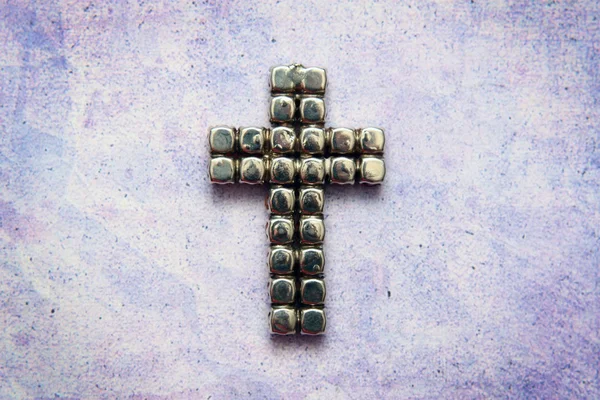 Металлический крест на фоне гранжа — стоковое фото