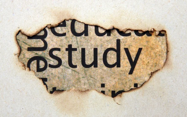Studera text på papper hål — Stockfoto