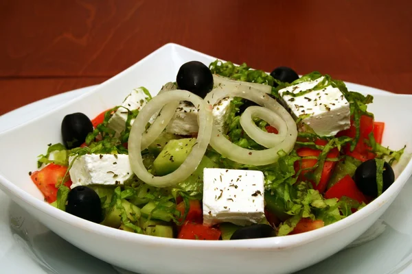 Salada fresca em prato — Fotografia de Stock