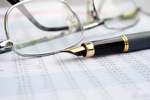 Financial report and fountain pen — Stock Photo, Image