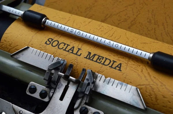 Κοινωνικών μέσων μαζικής ενημέρωσης κείμενο σε γραφομηχανή — Φωτογραφία Αρχείου