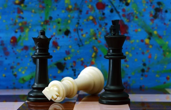Шахматы на красочном фоне — стоковое фото