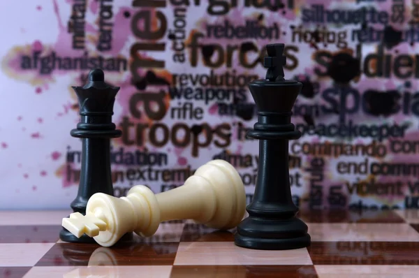 Шахматы и военная концепция — стоковое фото