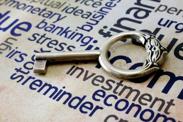 Golden key and investment concept — Stock Photo, Image