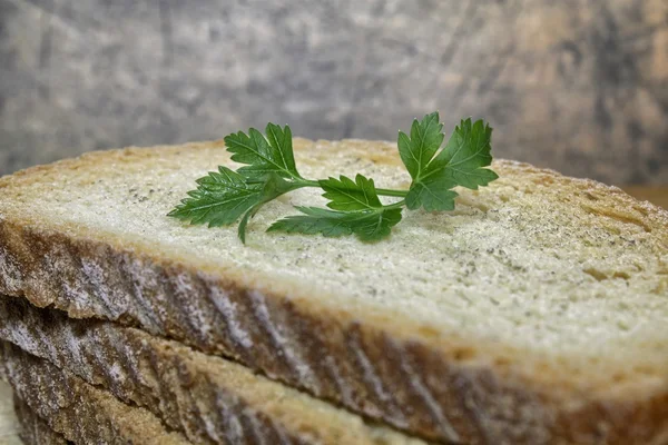 Segment van een hele tarwe brood — Stockfoto