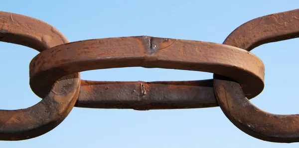 Chain against blue — Stock Photo, Image