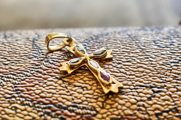 Złoty Krzyż metalowy — Zdjęcie stockowe