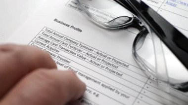 İş profili formunda parmak şıklatma