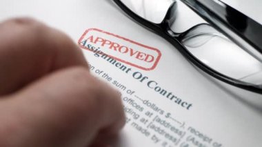 Sözleşme formunda parmak şıklatma