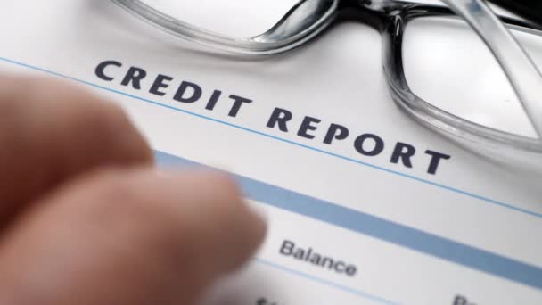 Golpear el dedo en el informe de crédito — Vídeo de stock