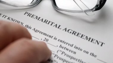 Evlilik öncesi anlaşmada parmak şıklatma