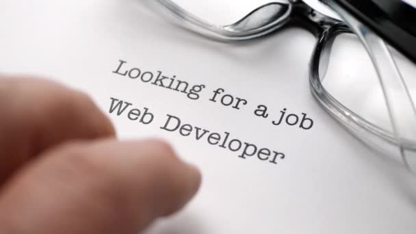 Vinger tikken op job web developer — Stockvideo