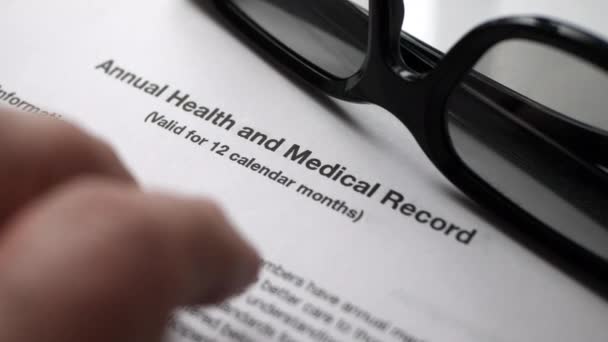 Sağlık ve tıbbi kayıtlara parmak şıklatma — Stok video