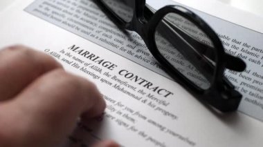 İslami evlilik sözleşmesine parmak şıklatma