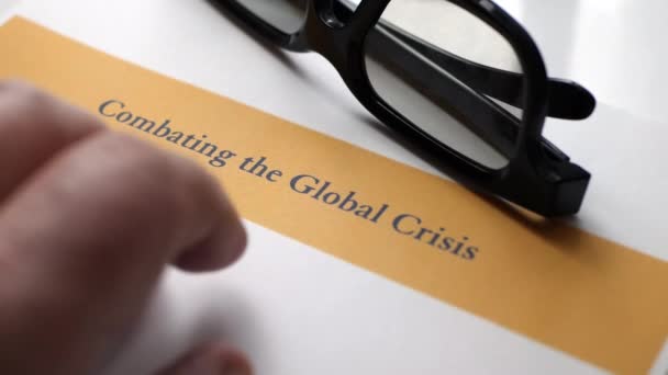 Picchiettatura delle dita sulla lotta contro il testo della crisi globale — Video Stock
