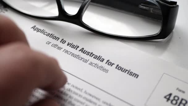 Нажатие пальца на заявку на посещение Австралии — стоковое видео