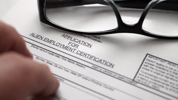外国人雇用の申請に指をタップ — ストック動画