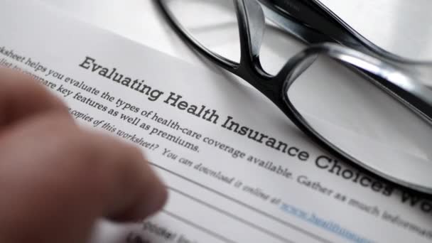 Ťukání prstem na hodnocení zdravotního pojištění — Stock video