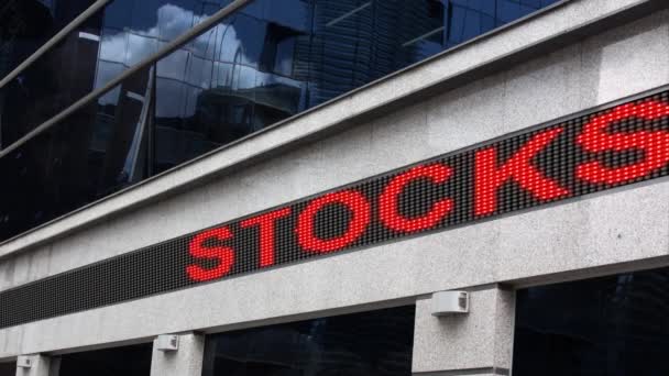 Las acciones están consiguiendo marcados ticker en la pared — Vídeo de stock