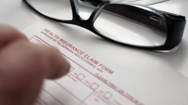 Sağlık sigortası talep formu üzerinde parmak şıklatma