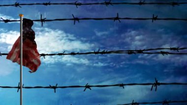 Dikenli tellere ve gökyüzüne karşı direkte USA bayrağı